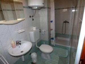 Ein Badezimmer in der Unterkunft Apartments Branko Nin