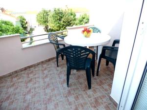 Ein Balkon oder eine Terrasse in der Unterkunft Apartments Branko Nin