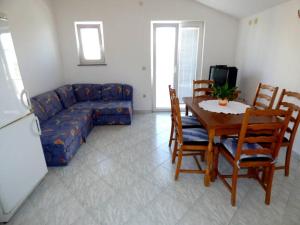 Ein Sitzbereich in der Unterkunft Apartments Branko Nin