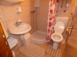 Ein Badezimmer in der Unterkunft Apartments Branko Nin