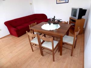 Ein Sitzbereich in der Unterkunft Apartments Branko Nin
