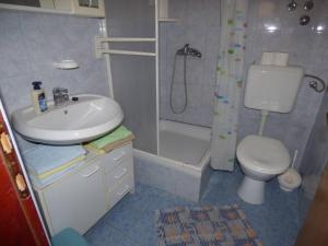 ein Badezimmer mit Waschbecken, Toilette und Dusche in der Unterkunft Apartments Branko Nin in Nin
