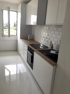 Kuchnia lub aneks kuchenny w obiekcie Apartament Przy Skarpie