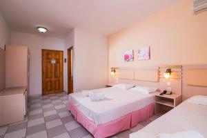 Ένα ή περισσότερα κρεβάτια σε δωμάτιο στο Hotel Calypso