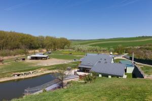 vista aerea di una fattoria con fiume di Apartmány na Farmě a Kurdějov