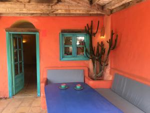 Zimmer mit einem blauen Tisch und einem Fenster in der Unterkunft Casa Panama,in der Finca Mimosa in Teguise