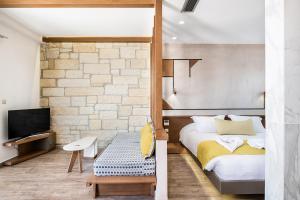 A bed or beds in a room at Kavos Hotel & Suites Még 277 kép