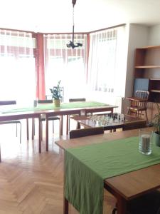 Park Vendégház في كيسكيميت: غرفة كبيرة بها طاولات وكراسي ونوافذ