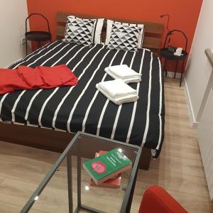 a bed with black and white sheets and a glass table at Red Rose Apartament -Parking -Taras- Faktura VAT in Kielce