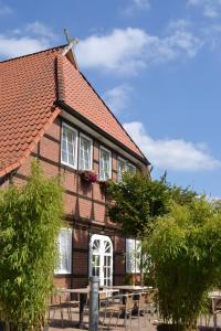 una casa con una mesa y sillas frente a ella en Ferienparadies Mühlenbach, en Soltau