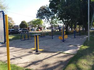 un parque infantil con equipo amarillo en Residencial Castelo Branco II, en Campinas