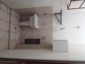 eine Küche mit einem Kamin und einem weißen Kühlschrank in der Unterkunft Residencial Castelo Branco II in Campinas