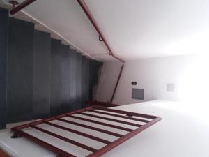 ein leeres Zimmer mit einem Bett in einem Zimmer in der Unterkunft Residencial Castelo Branco II in Campinas