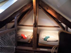 Palanda nebo palandy na pokoji v ubytování B&B Les Tilleuls