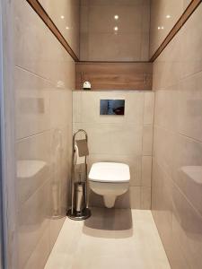 ジェロナ・グラにあるSleep4you, Zielona Góraのバスルーム(トイレ、洗面台付)