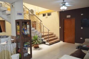 - un hall avec des escaliers et une porte dans l'établissement Hotel Plaza Cúcuta Center, à Cúcuta
