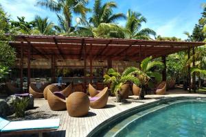 un complexe avec une piscine et des chaises à côté d'un bâtiment dans l'établissement Ocean Villas Apart Hotel, à Grand Baie