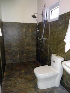 ハバラナにあるKadulla Resortのバスルーム(トイレ、シャワー付)