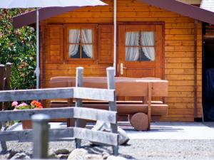 Cabaña de madera con mesa y sombrilla en Haus Keller Ferienwohnungen en Todtnauberg