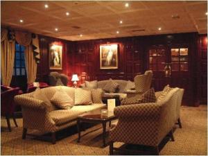 a living room filled with furniture and a couch at Barn Hotel London Ruislip in Hillingdon