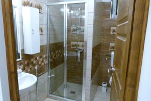 A bathroom at Wolf House Apartman