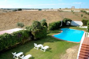 una vista aérea de una piscina con 2 sillas de césped en Monte da contenda, en Campo Maior