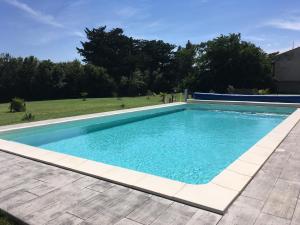 una piscina de agua azul en un patio en Location Uzes Pont du Gard, en Sernhac