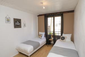 Giường trong phòng chung tại Maison centre ville Colmar Jacuzzi Jardin et climatisation