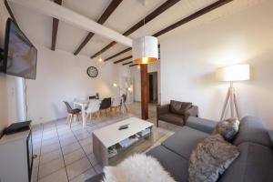 Khu vực ghế ngồi tại Maison centre ville Colmar Jacuzzi Jardin et climatisation