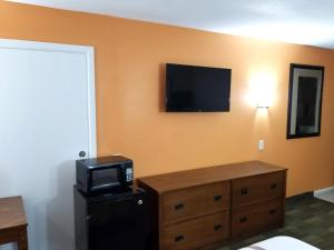 TV a/nebo společenská místnost v ubytování Americas Best Value Inn Marshall