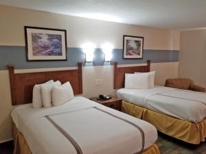 Postel nebo postele na pokoji v ubytování Americas Best Value Inn Marshall + 1 fotografie