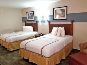 Postel nebo postele na pokoji v ubytování Americas Best Value Inn Marshall