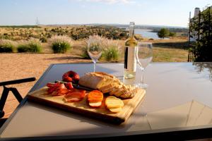 un plato de comida en una mesa con copas de vino en Monte da contenda, en Campo Maior