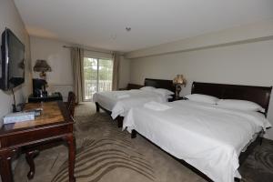 Llit o llits en una habitació de Fullerton Manor Inn