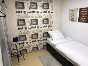車里雅賓斯克的住宿－Horoshy Hostel，一间卧室,墙上挂有手机图片