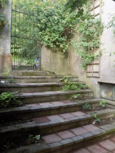 un escalier en face d'un bâtiment dans l'établissement B&B Les Tilleuls, à Vielsalm