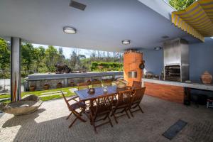 een keuken en eetkamer met een tafel en stoelen bij Casa da Costa Grande in Amarante