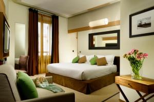 een hotelkamer met een bed en een bank bij Babuino 181 - Small Luxury Hotels of the World in Rome