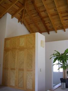 a wooden door in a room with a ceiling at Villas Premier in Tequisquiapan