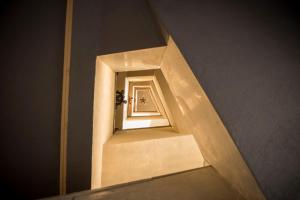 una escalera con una luz en la parte superior en Frontier Hotel Pawhuska, en Pawhuska