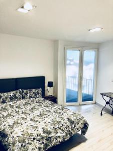 Un dormitorio con una cama y una ventana grande. en Apartamento El Reloj 1, en Los Llanos de Aridane