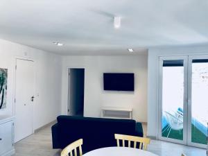 a living room with a blue couch and a table at Apartamento El Reloj 1 in Los Llanos de Aridane