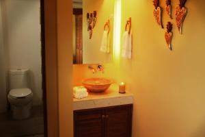 a bathroom with a bowl sink and a toilet at Casa Toscana - Coronado 18 in San Miguel de Allende