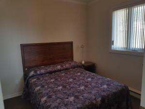 Cama o camas de una habitación en Motel & Chalets Baie de Gaspé
