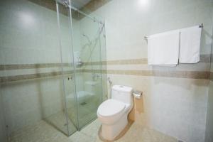 クアンガイにあるGia Thành Đạtのトイレとガラスのシャワー付きのバスルーム +17枚の写真