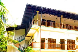 un edificio con balcones en un lateral en Hiru Resort Inn Unawatuna en Unawatuna