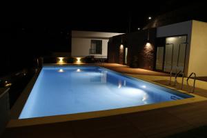 Der Swimmingpool an oder in der Nähe von LBV House Hotel