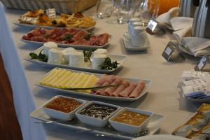 einen Tisch mit mehreren Platten verschiedener Arten von Lebensmitteln in der Unterkunft LBV House Hotel in Pinhão