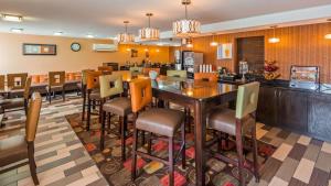 um restaurante com uma sala de jantar com mesa e cadeiras em Best Western Luxbury Inn Fort Wayne em Fort Wayne