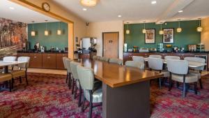 een vergaderzaal met een lange tafel en stoelen bij Best Western Plus Howe Inn in Howe
